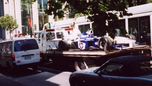 Jaja, ook een F1-auto staat wel eens stil voor een stoplicht (en dit was november 2003, ergens in de binnenstad van Melbourne)