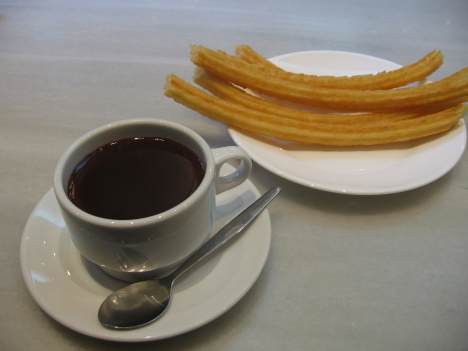 een kopje chocolade met churro's